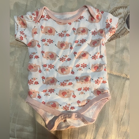 Bundle of 5 Super Sweet Infant Onesies, 4 New Without Tags! Size 6-9 Months - Picture 5 of 7